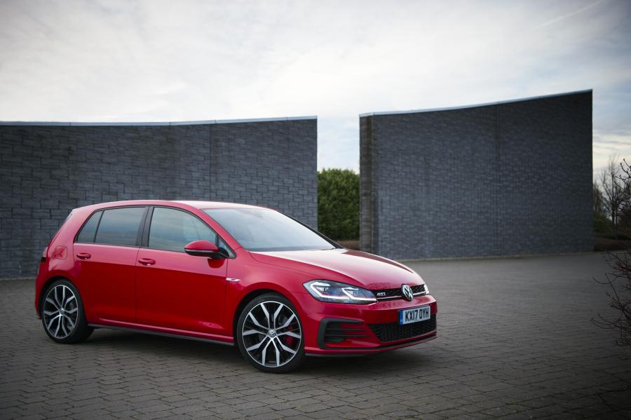  Volkswagen Golf GTi 5-Door 2017 года  (UK) (фото 22 из 28)
